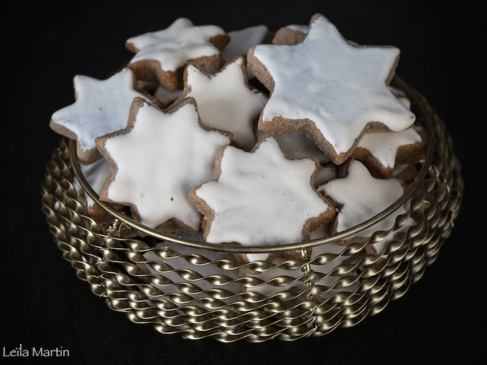 recette des Zimsterne - bredele étoiles à la cannelle recouverte d'un glaçage royal