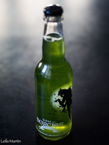 bouteille de Bière du Sorcier verte aromatisée aux extraits de fleurs de sureau