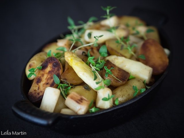 Une recette de poêlée de pommes de terre ratte et asperges d'Alsace à servir en accompagnement d'une viande ou d'un poisson