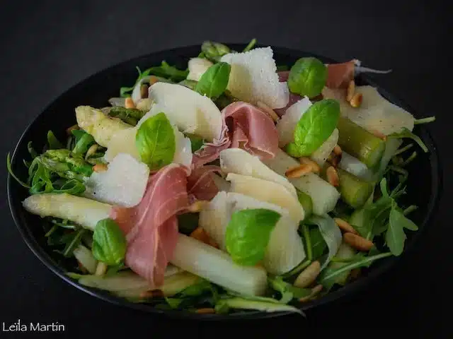 Salade aux deux asperges, roquette, prosciutto crudo et parmesan