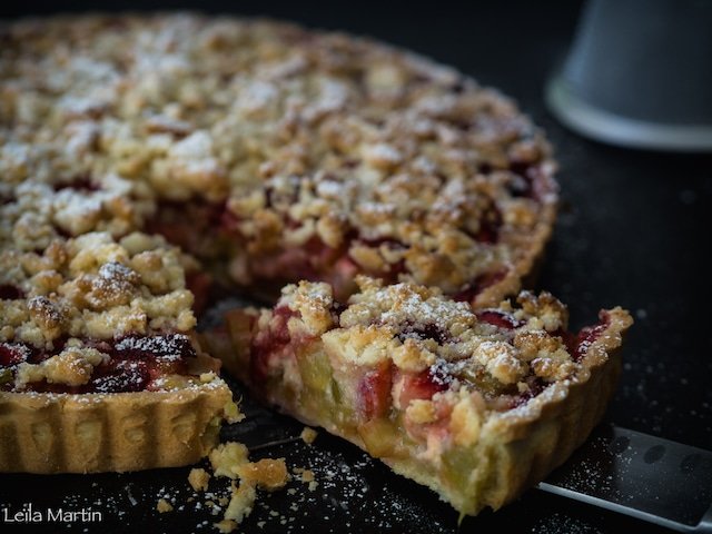 Tarte streusel fraise rhubarbe alsacienne — pâte brisée, flan, fruits fondants et streusel croustillant aux amandes