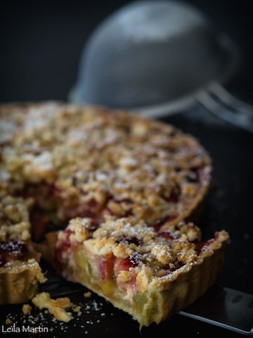 Part de tarte streusel fraise rhubarbe — garniture fondante et streusel doré aux amandes