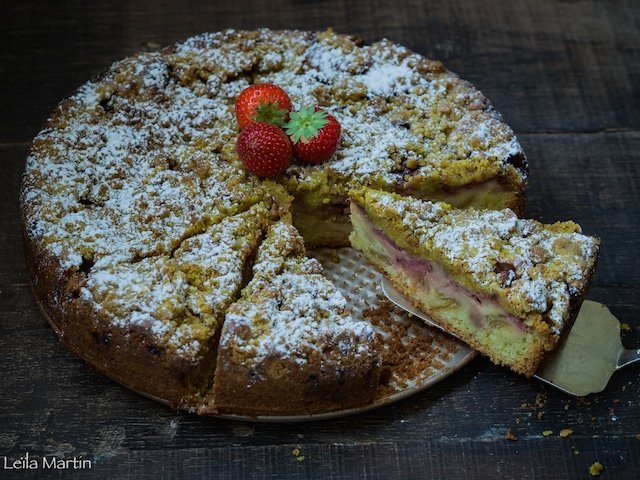 gâteau streusel à la pistache, fraise et rhubarbe