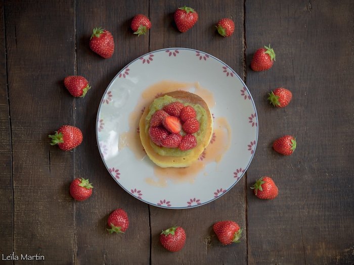 Pancakes au sirop et compote de rhubarbe, fraises d’Alsace