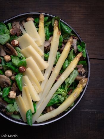 recette de salade d'asperges, mâche, champignons, lardons, comté et noisettes