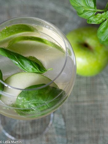 Recette de cocktail au Crémant d'Alsace, liqueur de pomme verte et basilic