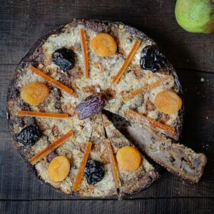 Bettelmann rond aux pommes et poires, décoré d'abricots secs, pruneaux et bâtons de cannelle
