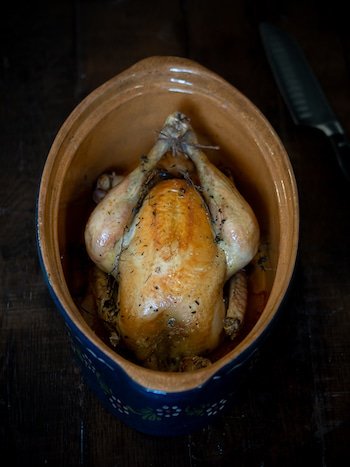 Recette du poulet rôti cuit dans une terrine à baeckeoffe