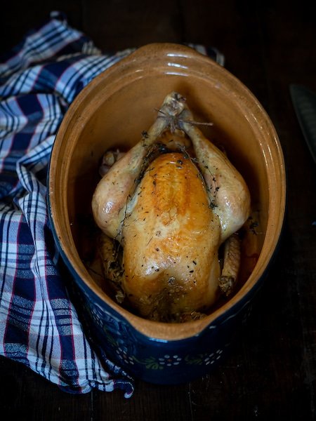 Recette du poulet rôti cuit dans une terrine à baeckeoffe