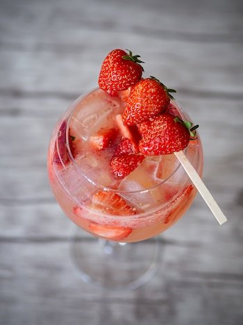 Recette de cocktail au Crémant d'Alsace et à la fraise