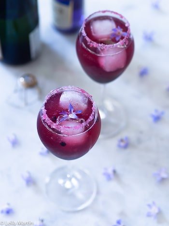 recette de cocktail au Crémant d'Alsace, liqueur de violette et myrtilles