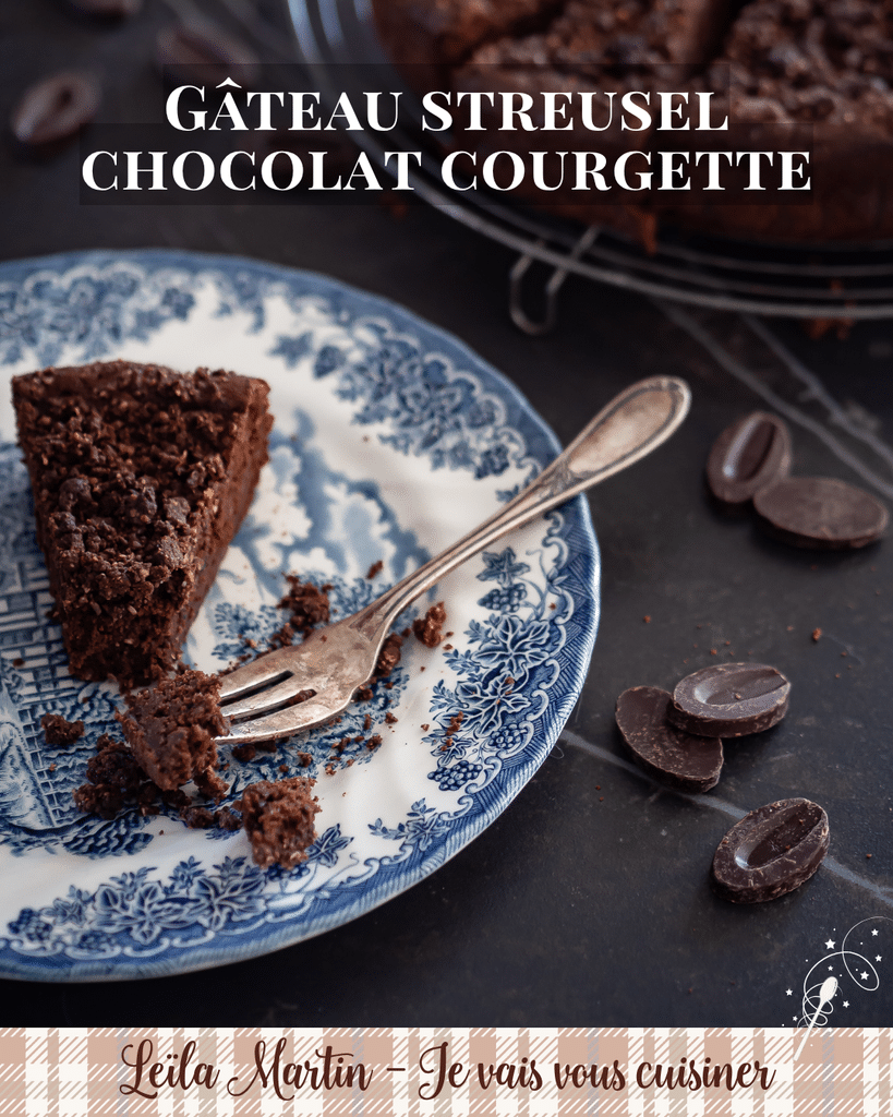 Part de gâteau streusel chocolat-courgette sur assiette fleurie