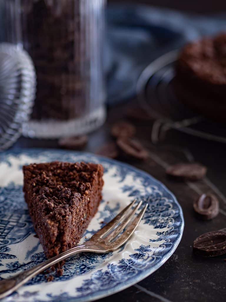 Part de gâteau au chocolat sur assiette fleurie