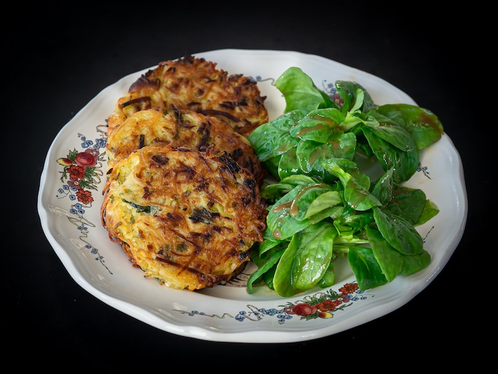 Galettes de pommes de terre et poireau, salade de mâche