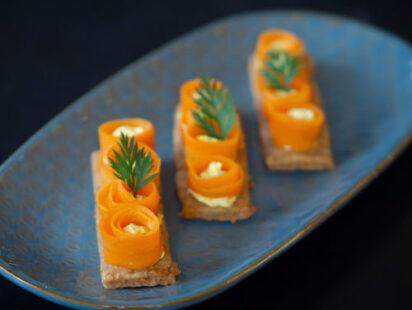 Recette de carotte marinée à l'orientale et fromage frais au citron confit sur bredele salé
