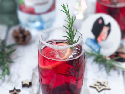 Recette de mocktail de Noël jus de cranberry et eau pétillante aromatisée à la cerise.