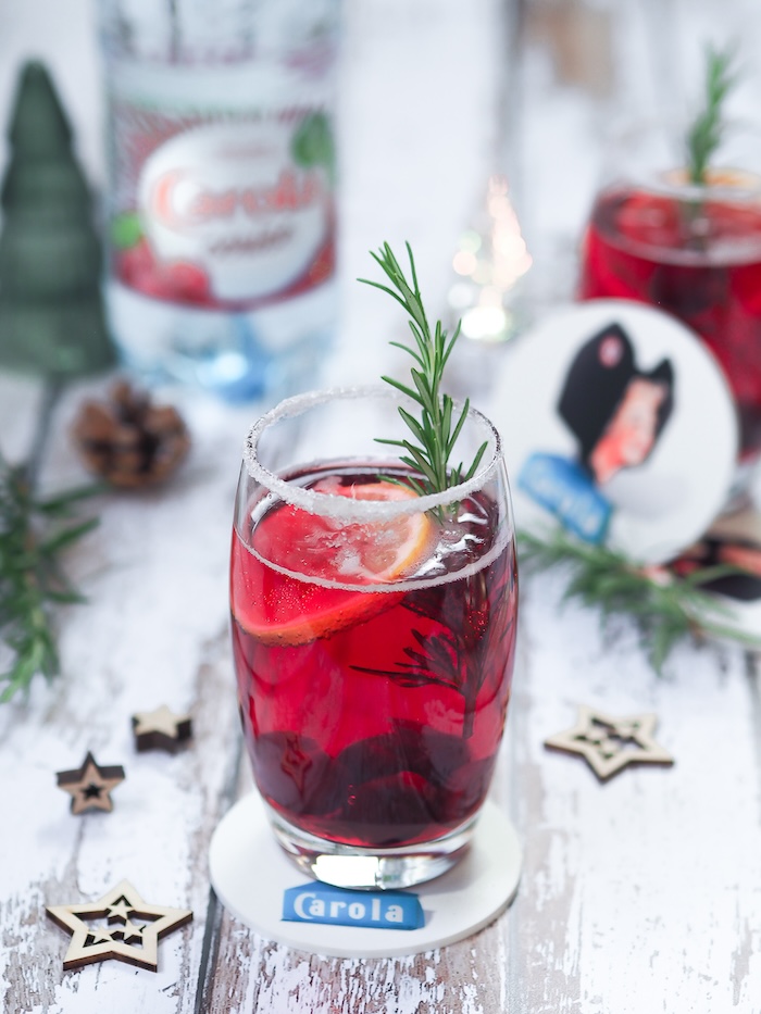 Recette de mocktail de Noël jus de cranberry et eau pétillante aromatisée à la cerise.