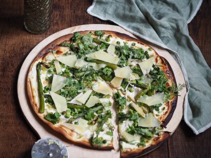 Recette de tarte flambée aux légumes de printemps