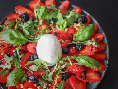 Recette de carpaccio de fraises aux olives noires et à la mozzarella