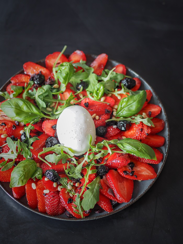 Recette de carpaccio de fraises aux olives noires et à la mozzarella
