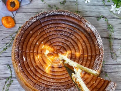 Recette de la tarte au fromage blanc aux abricots pochés au thym de Leila Martin