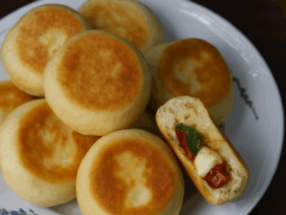 Recette des Dampfnudle, petits pains alsaciens à la vapeur aux tomates confites et à la mozzarella