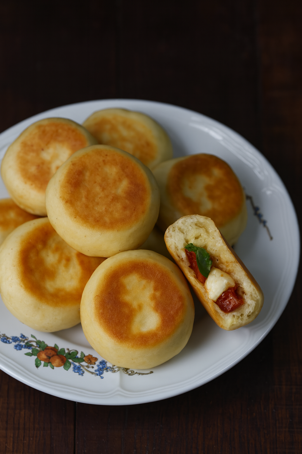Recette des Dampfnudle, petits pains alsaciens à la vapeur aux tomates confites et à la mozzarella