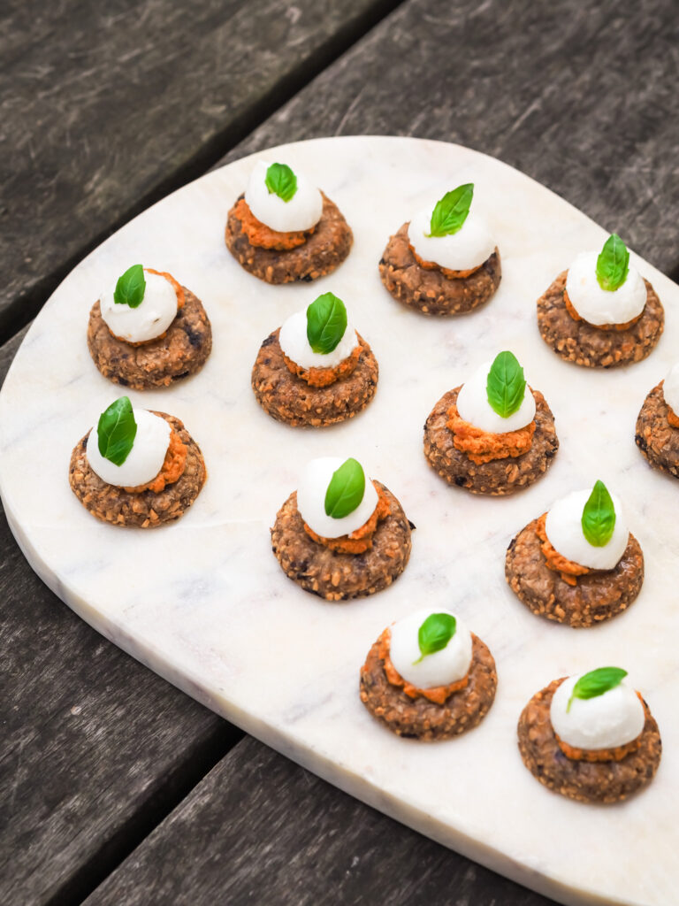 Recette de Bredele salés aux olives noires, pesto rosso et mozzarella