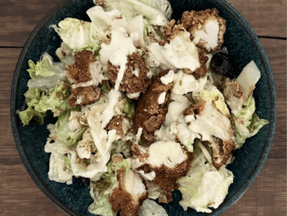 Recette de salade César, poulet en panure de Bretzel et sauce César à l'huile d'Argan