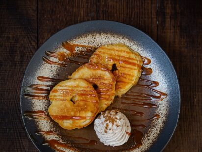 recette des apflekiechle, beignets alsaciens de pommes au caramel & chantilly à la cannelle