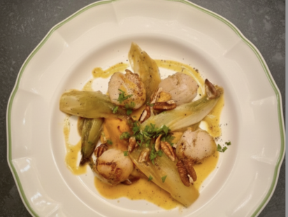 recette de saint-jaques snackées, beurre d'agrumes et passion, endives braisées à l'orange et purée de potimarron