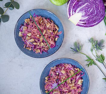 Salade de choucroute crue au chou rouge, pomme verte et noix - un délice vitaminé