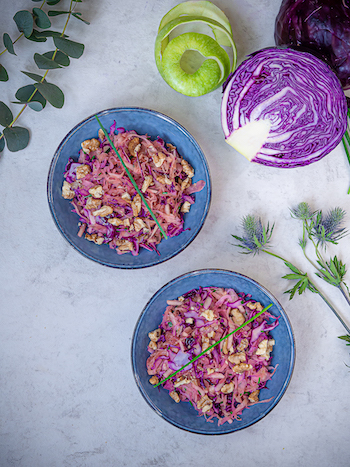 Salade de choucroute crue au chou rouge, pomme verte et noix - un délice vitaminé