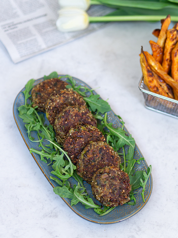 Fleischkiechle vegan, galettes alsaciennes aux lentilles et quinoa servies avec salade vert et frites de patates douces