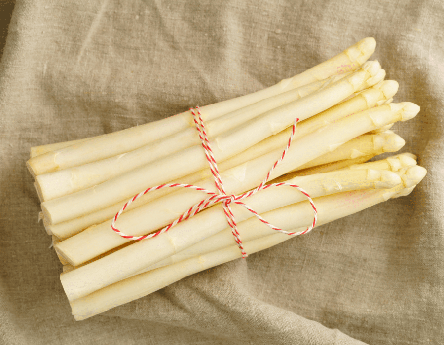 Botte d’asperges blanches liées avec ficelle rouge