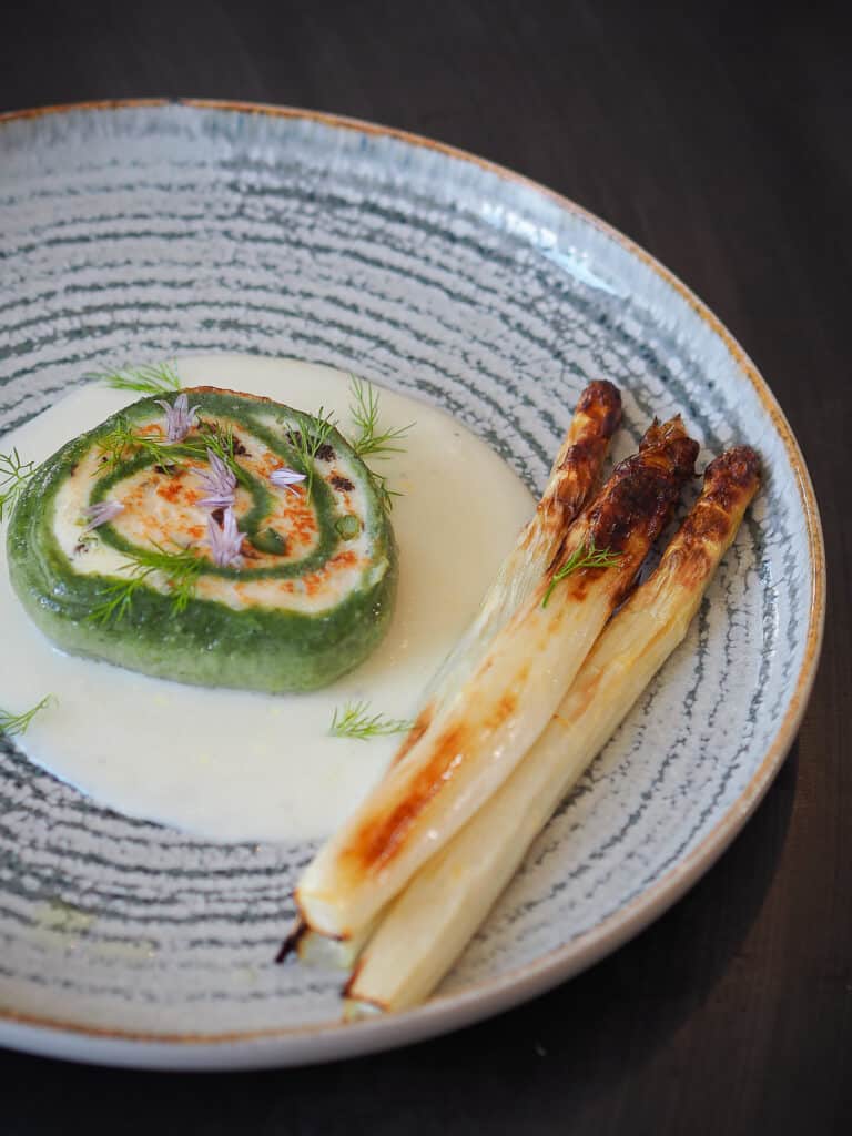 Asperges blanches d'Alsace et Fleischschnacka de volaille aux morilles et aux asperges