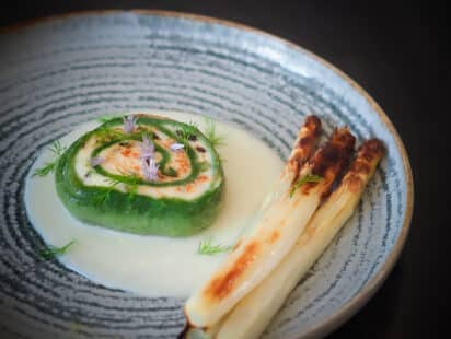 Asperges blanches et fleischschnacka vert (roulé de pâte alsacien) en sauce