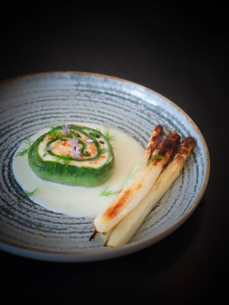 Asperges blanches et fleischschnacka vert (roulé de pâte alsacien) en sauce