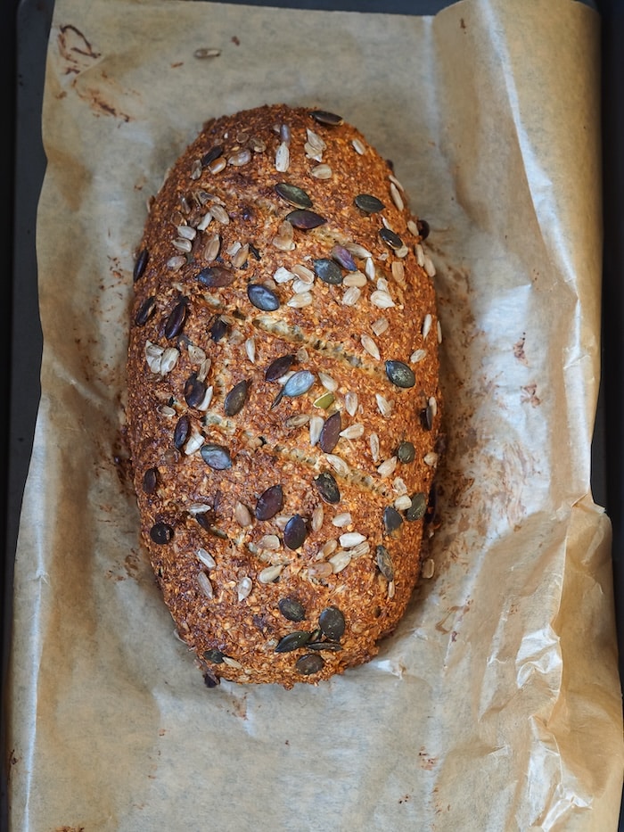 Pain hyperprotéiné sans farine doré croustillant sortie du four croûte dorée