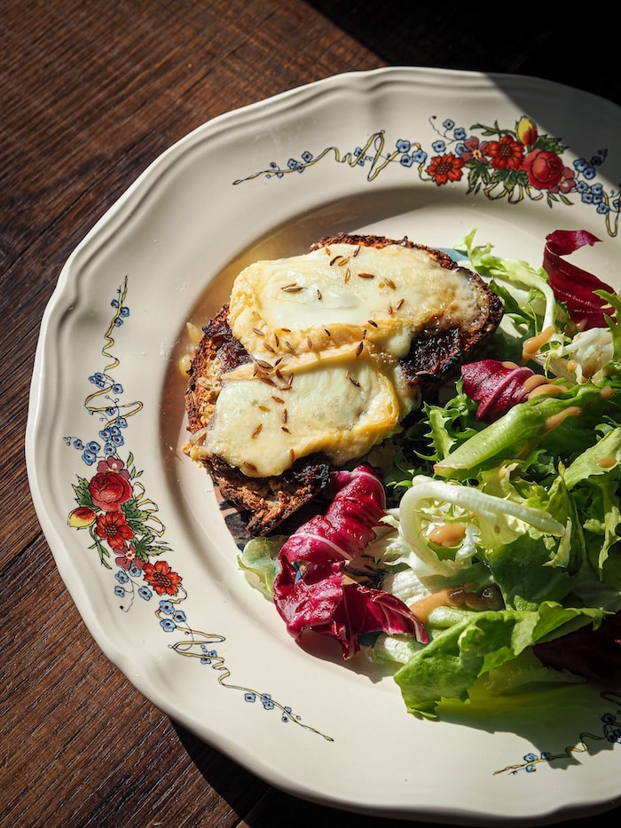 Tartine pain hyperprotéiné, confit d'oignons rouges et munster