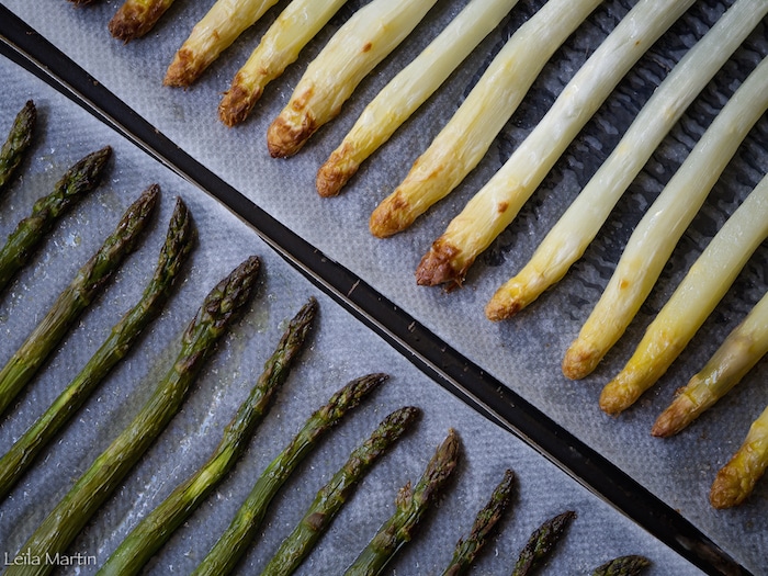 Asperges vertes et blanches sur plaques de cuisson
