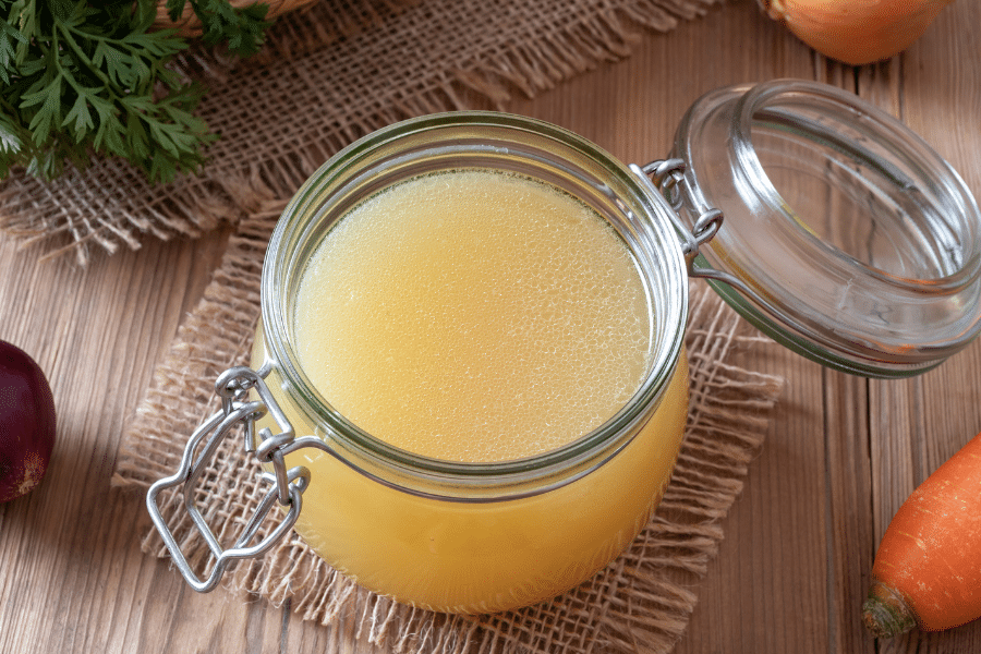 Bocal en verre rempli de bouillon maison