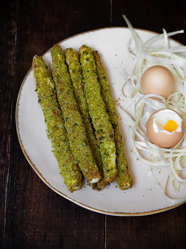Asperges d'Alsace panées à la pistache et œufs coque