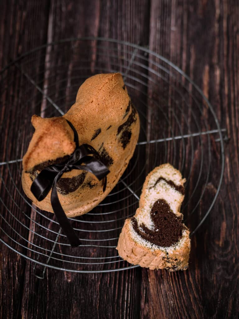Gâteau marbré en forme d’agneau sur grille métallique