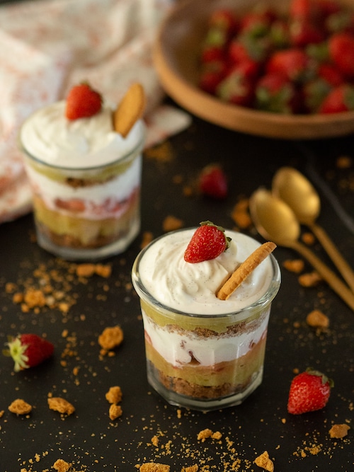 Recette de Verrine fraise rhubarbe spéculoos bibeleskaes