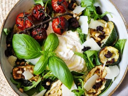 Courgettes grillées et tomates cerises rôties au four, sauce au Skyr
