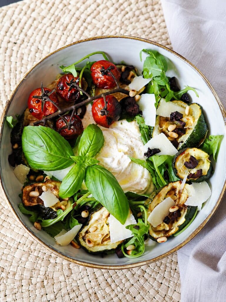 Courgettes grillées et tomates cerises rôties au four, sauce au Skyr