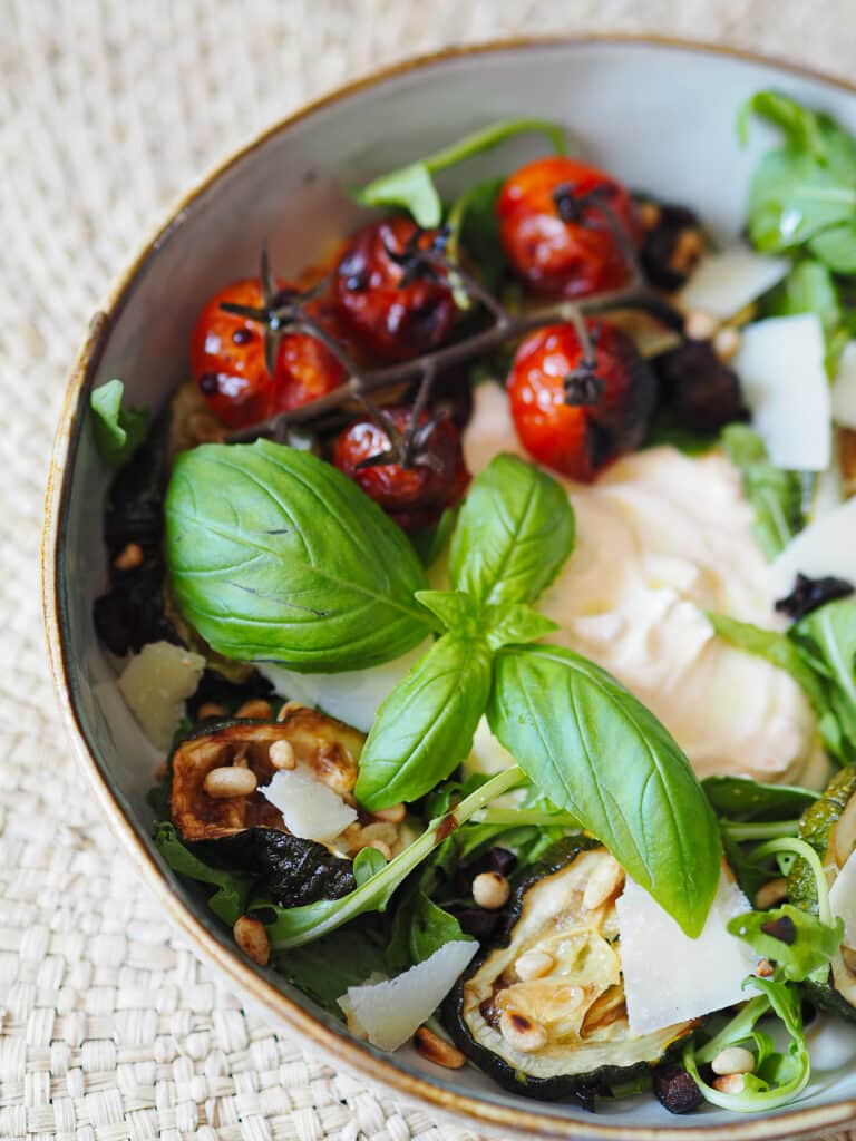 Salade gourmande aux légumes grillés et basilic frais
