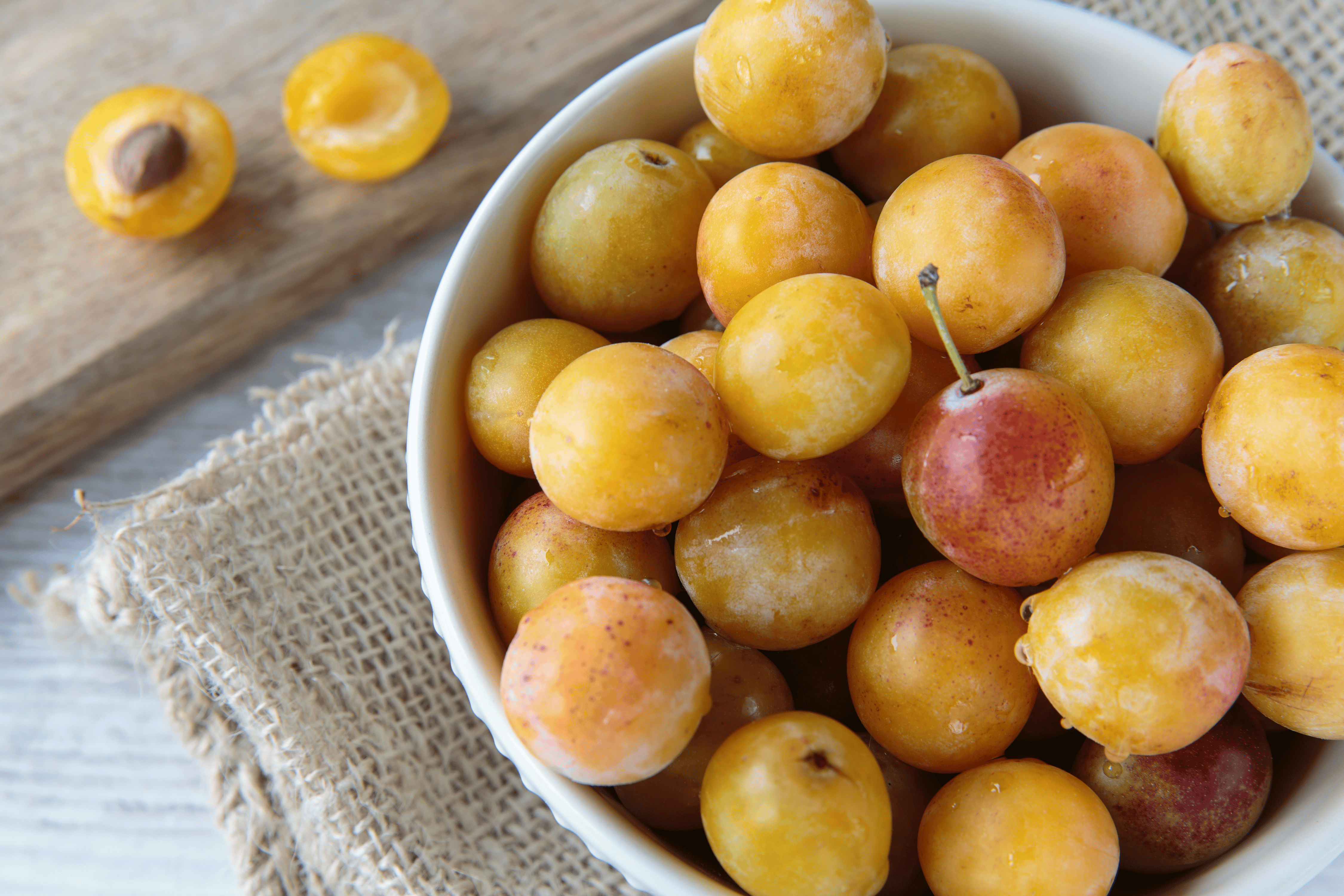 Mirabelles lavées et placées dans un nol