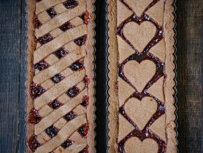 Deux tartes rustiques à la confiture de quetsche, motifs cœur et croisillons